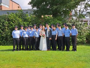 Mehr über den Artikel erfahren Feuerwehr gratuliert zur Hochzeit